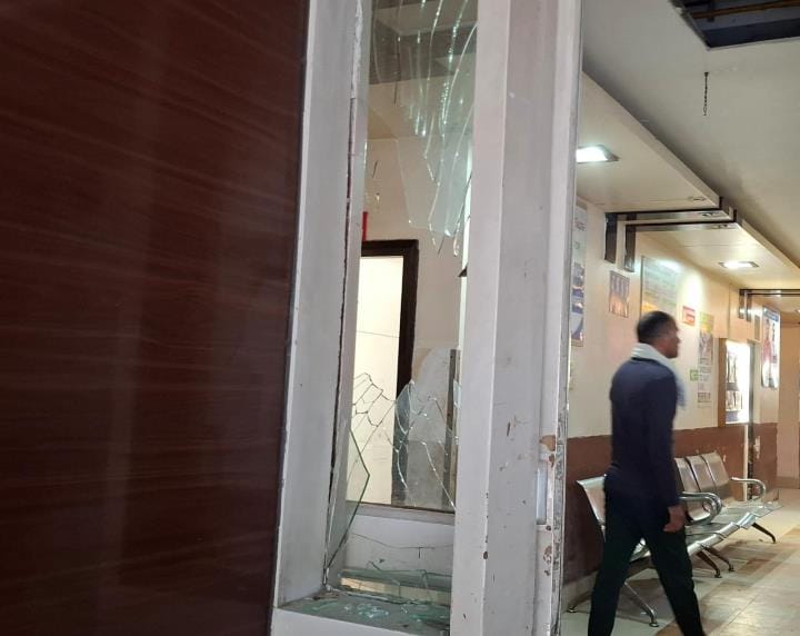 Chaos in private hospital, stone pelting, attack on policemen