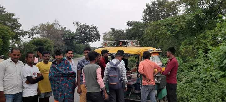 Auto overturned while trying to save a bike rider, four people including a teenager injured