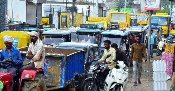 School buses causing traffic jams in the city, traffic personnel appear helpless