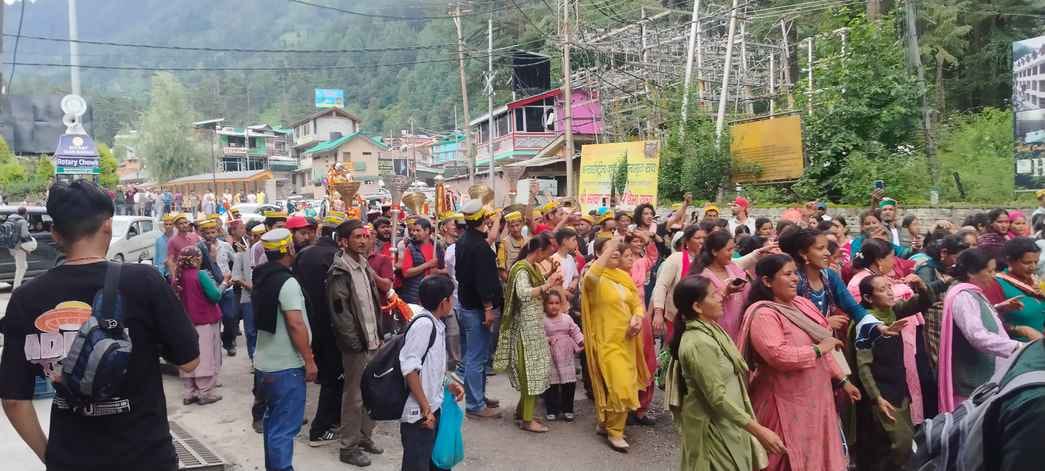 Kartik Swami and Nag Dhoombal took holy bath in Vashisht