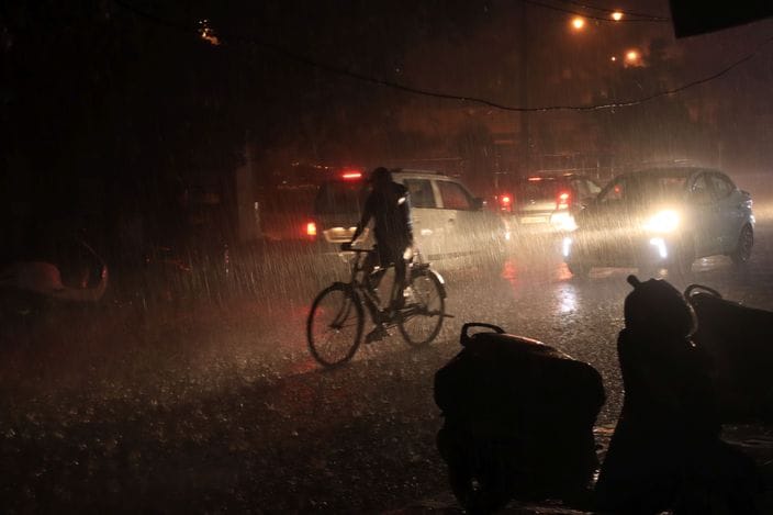 There was heavy rain in the city for 10 minutes, water filled on the roads