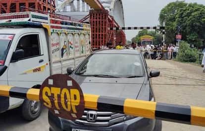 Shahdol News: Controversy erupts over installation of barricades at railway gate