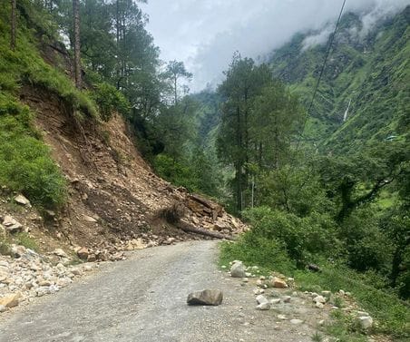 Newli Shanshar road closed, dozens of vehicles loaded with fruits and vegetables stranded