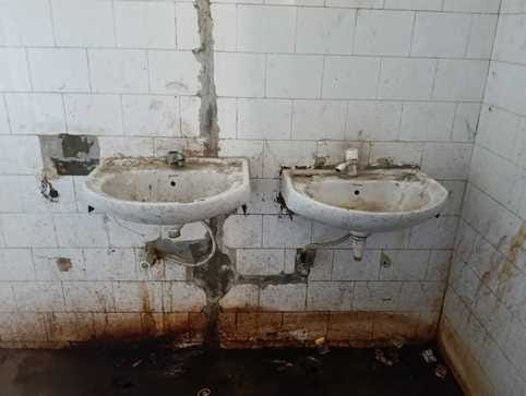 The dream of cleanliness is buried in dirty toilets