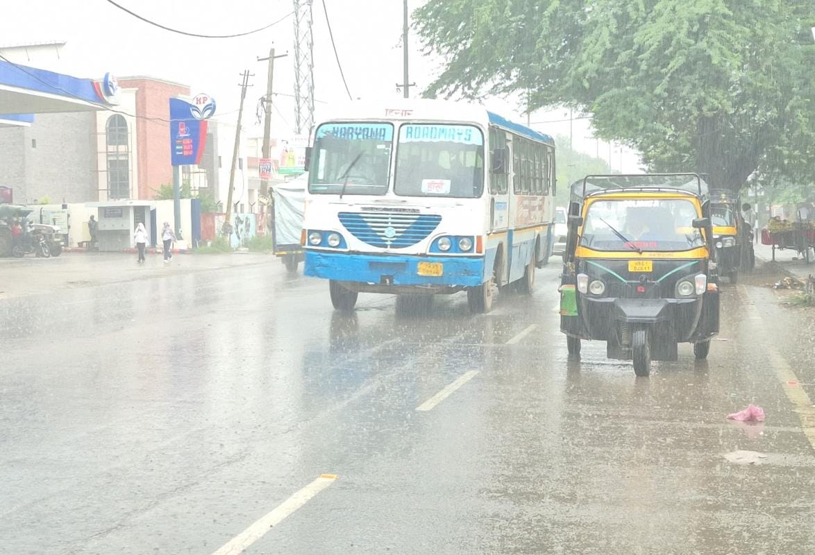 After the humid heat, the afternoon rain brought relief, waterlogging became a challenge