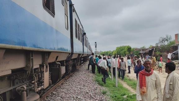 Buffalo collided with Kanpur Manikpur Memo, pressure down, train stood still for 50 minutes