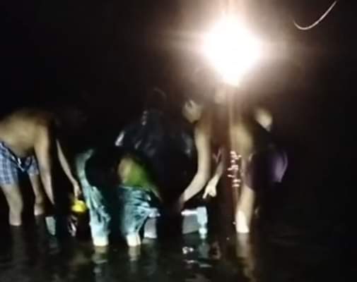 ट्यूब-खाट के सहारे महिला को अस्पताल ले जाते ग्रामीण