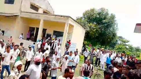 Fertilizers are out of stock at many committees of the district, farmers are lost