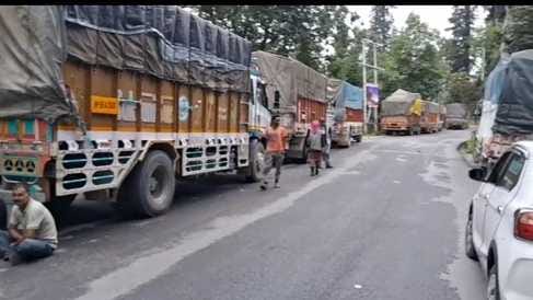 Road collapse in Dhundi slowed down speed, hundreds of trucks stranded on Manali-Leh road