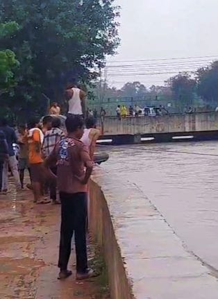 A young man fell into the canal after slipping