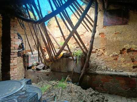 A family narrowly escaped when the roof of a house with bricks collapsed in Sivana and Achhej