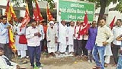 Dharna at BIDA office demanding cancellation of master plan