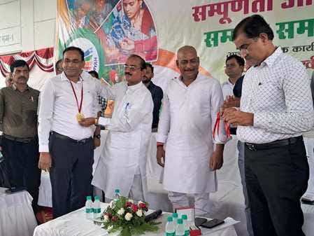 BDO Dhaurahra got gold medal in Sampoornata Samman Ceremony
