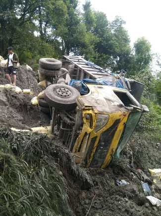Tipper fell into a ditch due to road collapse, three injured