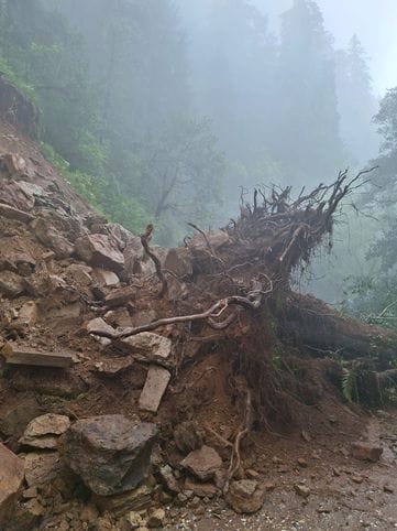 Wheels of vehicles stopped on Rampur-Rohru road due to landslide