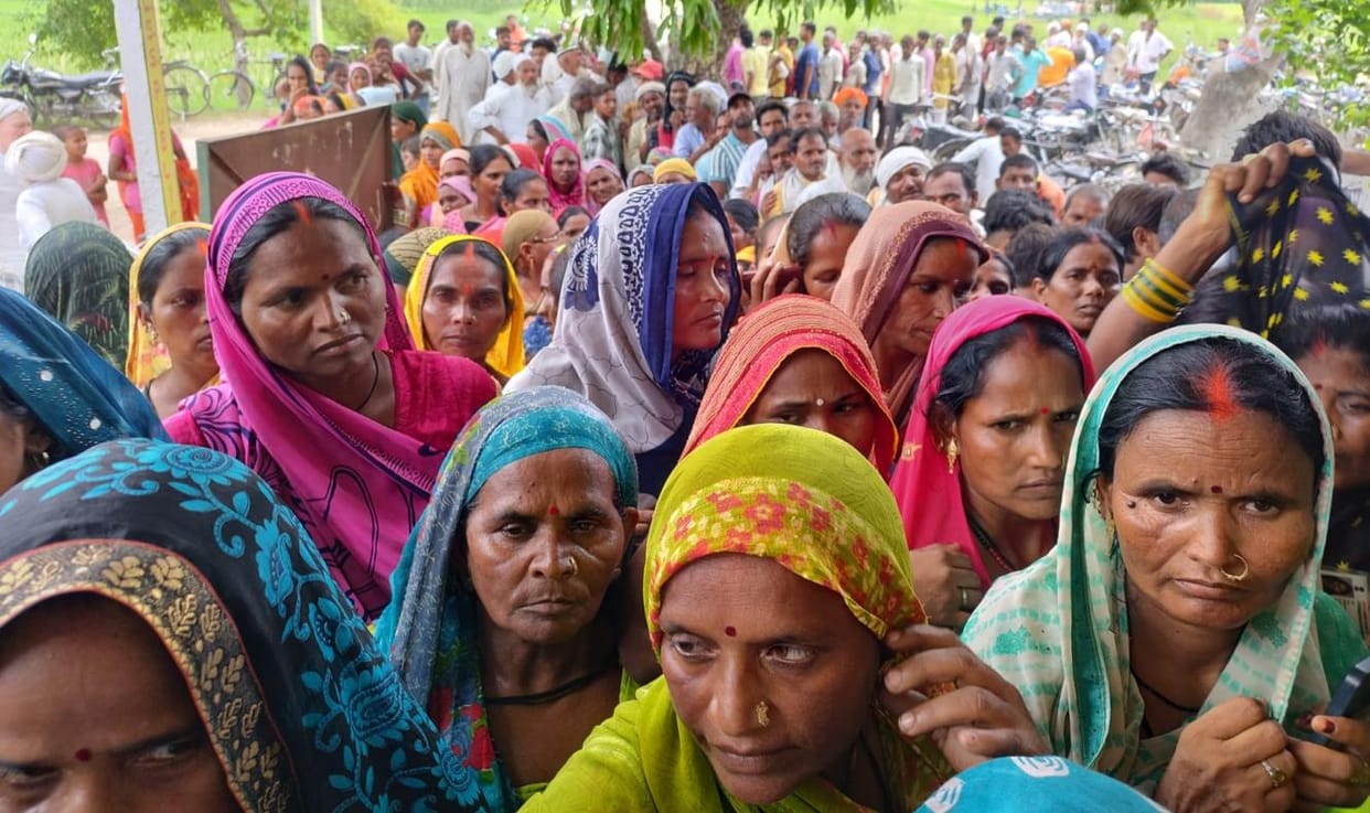 Leaving their kitchen work, women gathered at committees for fertilizer