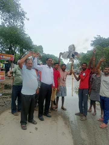 Fans club workers burnt the effigy of the electricity subdivision officer