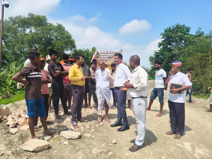 Angry farmers stopped flood prevention work due to non-receipt of compensation, created ruckus
