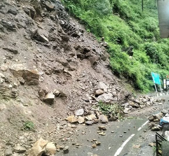 Stones fell due to landslide, three people injured 171 transformers out of order, 21 routes closed