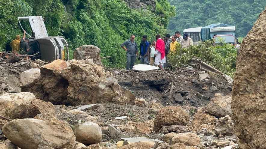 Taxi got hit by debris near Pandoh Dam on the highway, driver safe