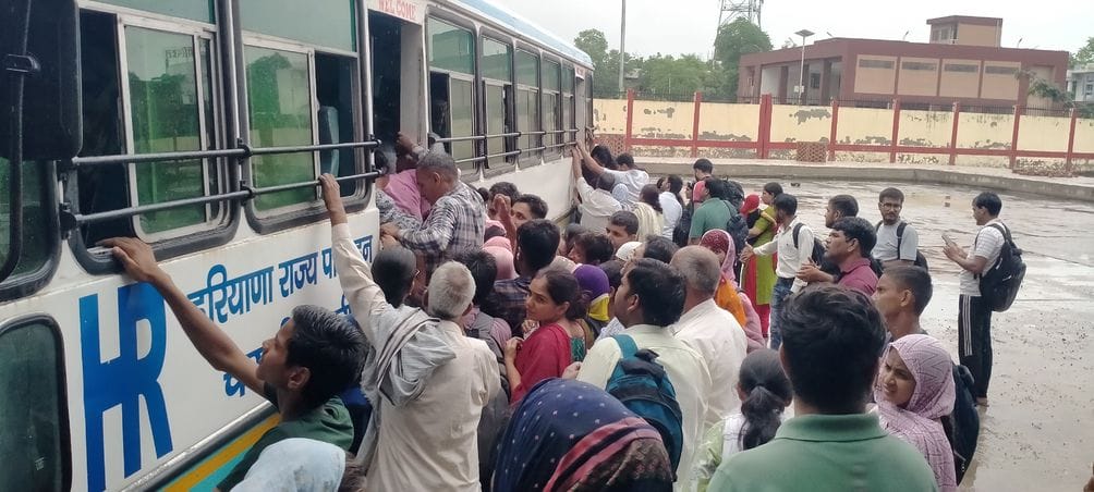 Goshala Road was jammed for an hour, crowd gathered at the bus stand