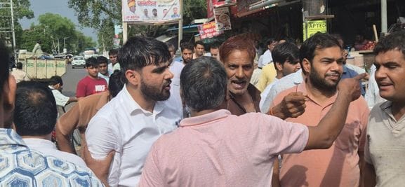 Argument between shopkeepers and municipal employees