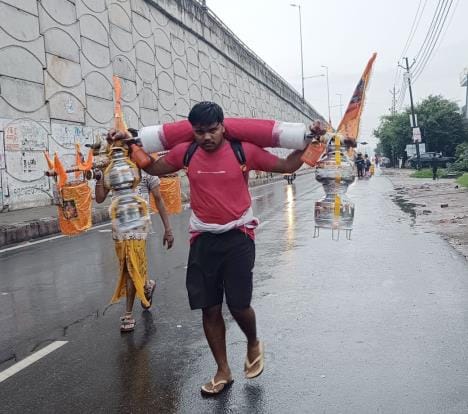 Kanwariyas immersed in the devotion of Bhole are moving towards Shiva temples