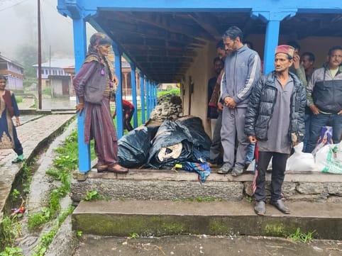 Rocks fell from the hill, village in danger, 10 families evacuated their houses and stayed in tents
