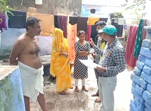 घरों में लार्वा का सर्वे करते अधिकारी।