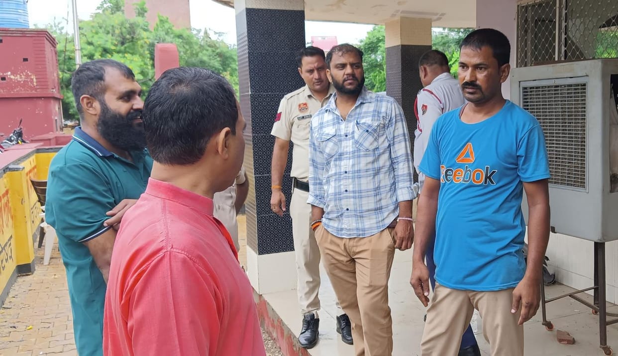 nagar parishad workers dispute in rose garden