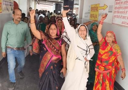 Women demonstrated in the district hospital
