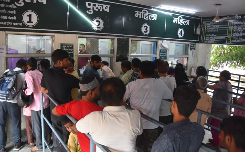 Help desk missing from district hospital, patients and attendants wandering