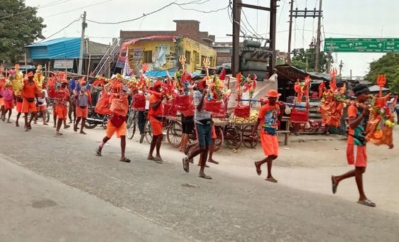 A group of 35 people from Pilibhit set out with Kanwad
