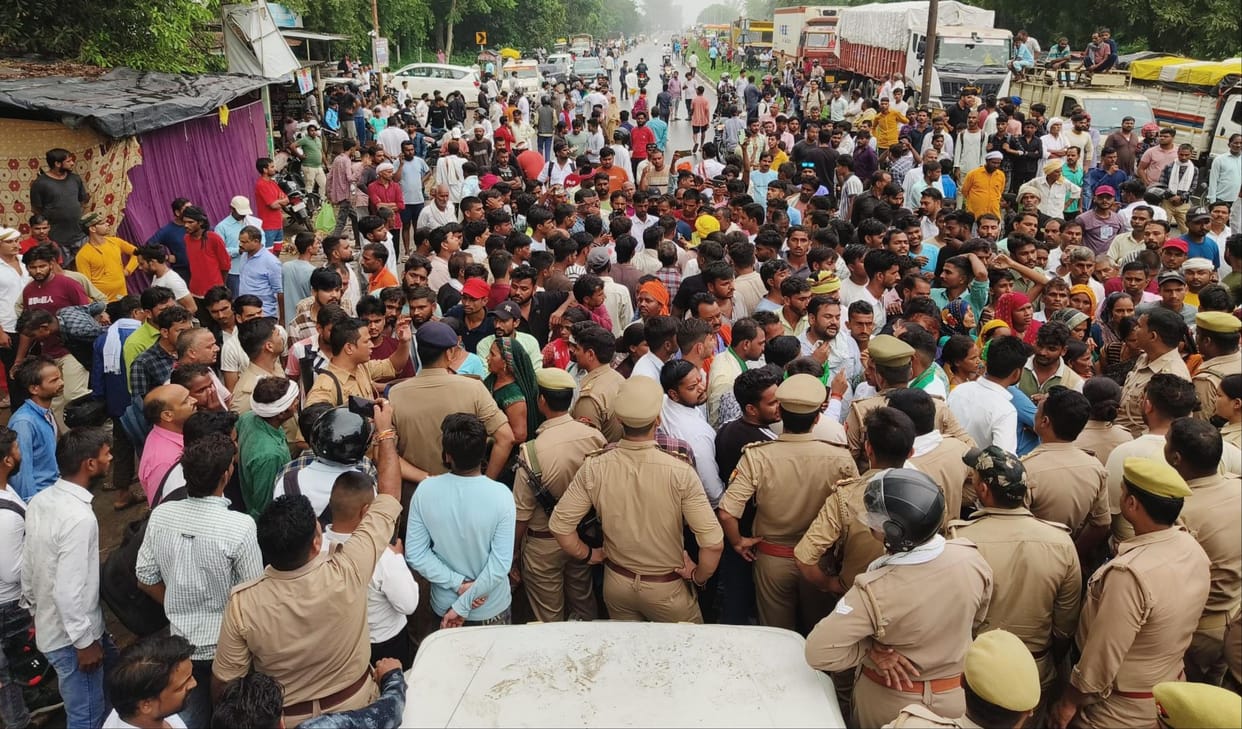 Poles were being installed without shutdown, worker died due to electric shock, protest