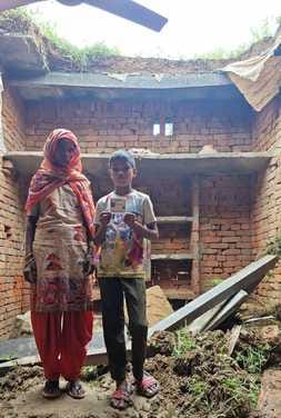 The roof of the house collapsed in the rain, the family narrowly escaped
