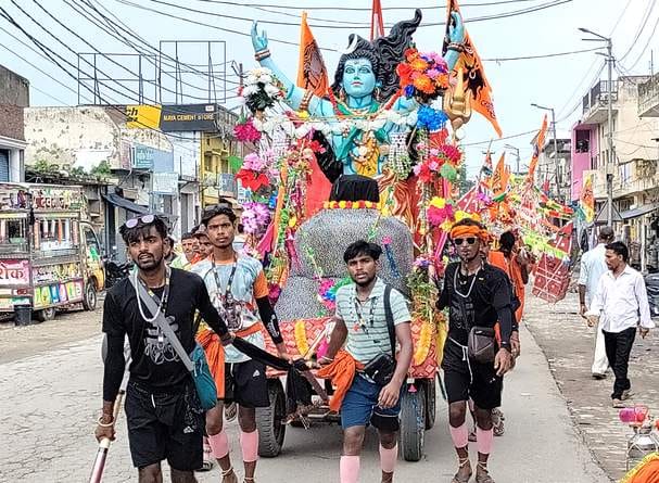 The number of devotees increased, people were chanting Har Har Mahadev