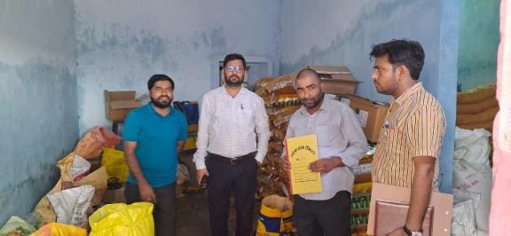 The central team inspected the fertilizer warehouse and shops and took two samples