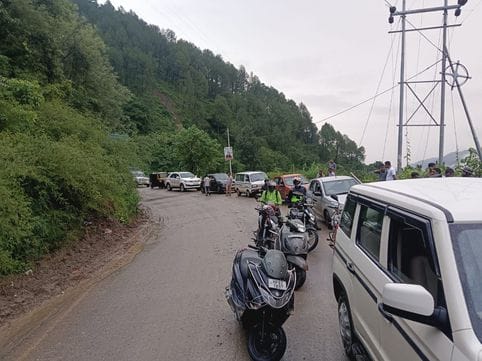 Mandi-Pathankot road remained closed for half an hour due to landslide