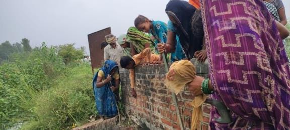 Women uprooted the mesh in the miner in front of the investigation team