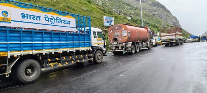 Landslide happened again, wheels of all vehicles stopped on Manali-Leh road