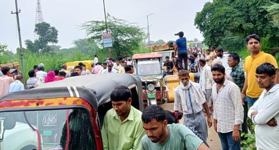 Vehicles were stuck in traffic jam for one hour on Madhoganj Overbridge
