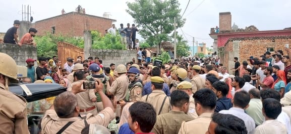 Two brothers were beaten up for being called thieves, stones were pelted on the police who came to rescue them