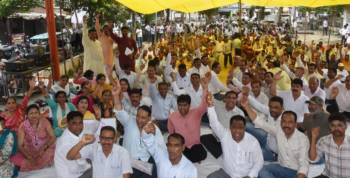 UP: Teachers will fight till the end on the issue of TET mandatory and pension, will surround Delhi on Novembe