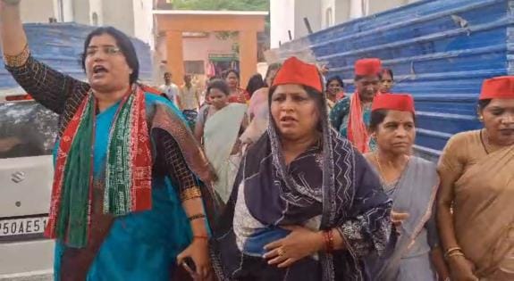 SP women unit protests against objectionable comments on Dimple Yadav