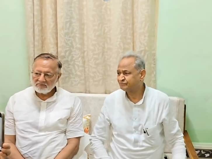 पूर्व मुख्यमंत्री अशोक गहलोत एवं कांग्रेस नेता बी डी कल्ला