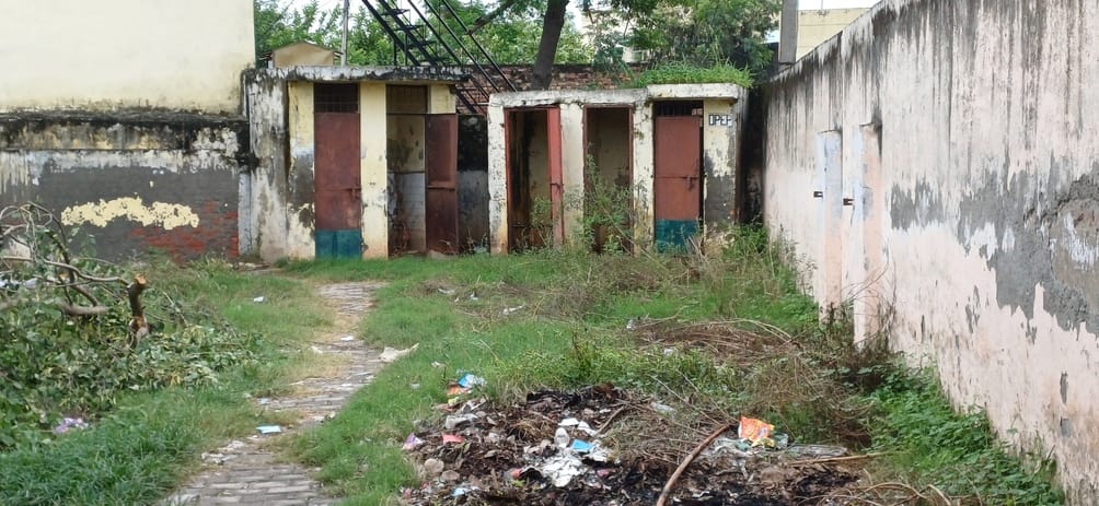 Waterlogging in primary school, children studying in old building, teachers have to sweep