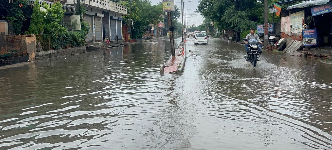 Water entered the houses, dripped from the roofs, drainage was not done till late night, officials remained asleep