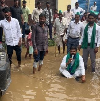 Bhakiyu officials sit on dharna in water filled road
