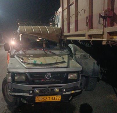 Bolero collided with trailer, three injured