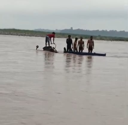 A tractor engaged in mining in Dehar Khad got stuck, five people drowning in water were rescued